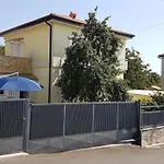 Semesterbostad Family House In Rijeka